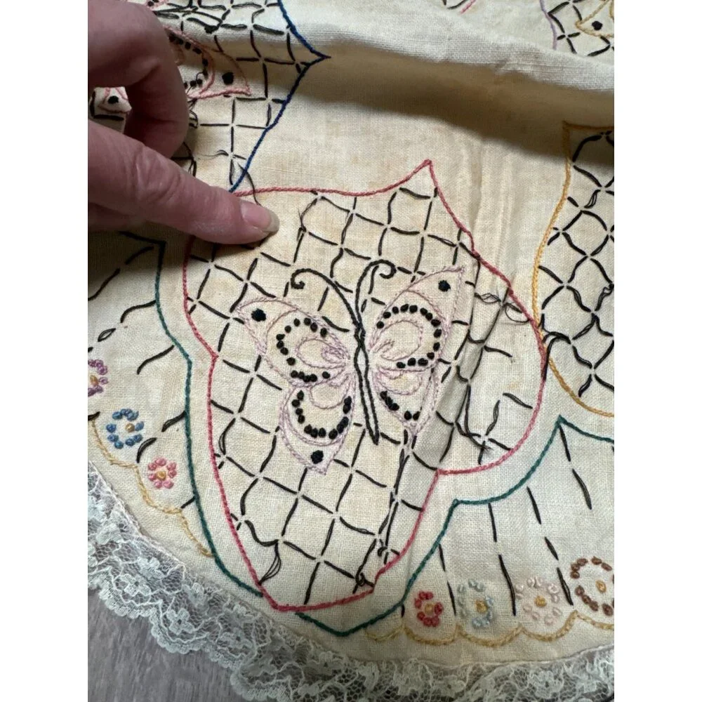 Vintage Hand-Embroidered Butterfly Lace Round Pillowcase Doily Victorian Flaws